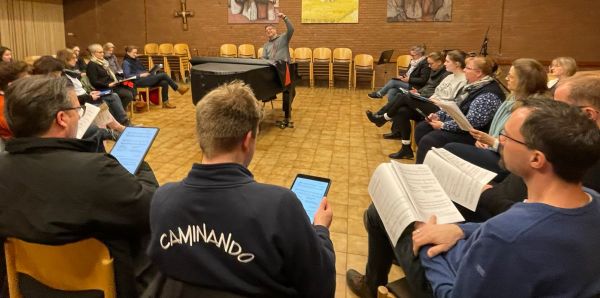 Der Chor Caminando bei einer Probe im Pfarrzentrum Heilige Familie