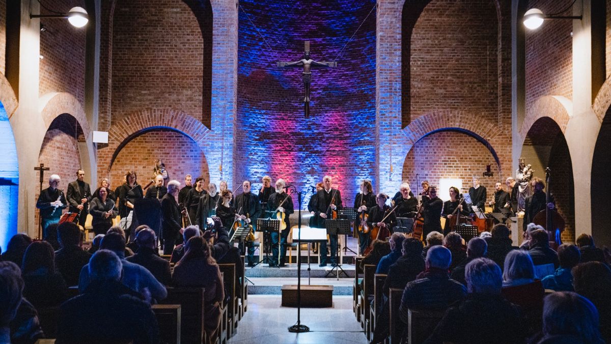 Stockumer Kammerorchester zum Ende eines Konzertes in der Kirche St. Albertus Magnus in Düsseldorf Golzheim