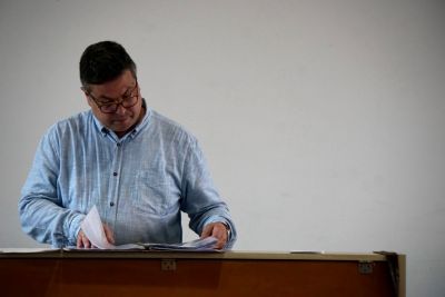 Christoph Seeger blättert in Noten bei einem Seminar in Aachen 2024