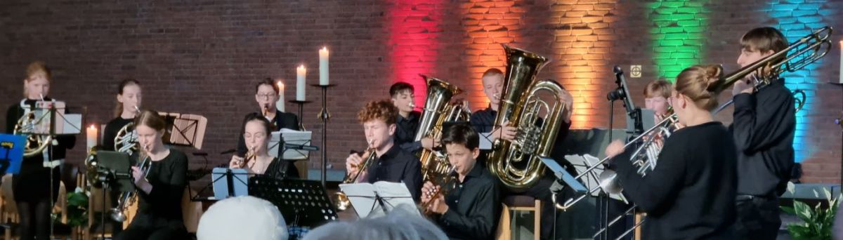das Blechbläserprojekt BrassHoppers bei einem Auftritt in der Kirche Heilige Familie während der Musiknacht 2024